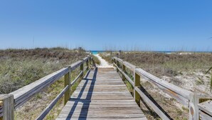 Una passerella di legno che conduce a una spiaggia.