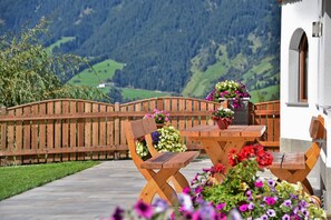 Outdoor dining - Holiday Apartment 'Joselehof App Arnika' with Mountain View, Shared Terrace and Wi-Fi (Ratschings)