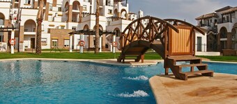 2-Bed Apartment Close to the Beach with Pools and Spa, A/C and Wi-Fi