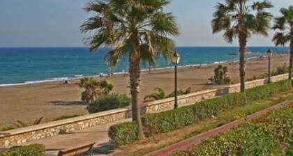 2-Bed Apartment Close to the Beach with Pools and Spa, A/C and Wi-Fi