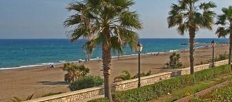 2-Bed Apartment Close to the Beach with Pools and Spa, A/C and Wi-Fi