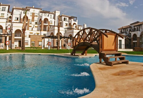 2-Bed Apartment Close to the Beach with Pools and Spa, A/C and Wi-Fi