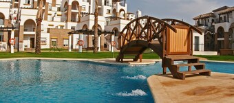 2-Bed Apartment Close to the Beach with Pools and Spa, A/C and Wi-Fi