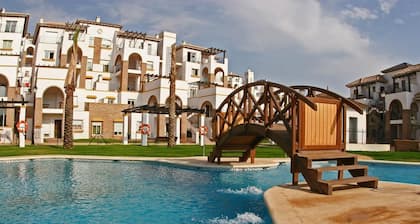 2-Bed Apartment Close to the Beach with Pools and Spa, A/C and Wi-Fi