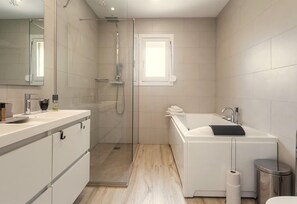 Bathtub, hair dryer, towels - Exclusive Villa at La Sella Resort with Mountain View, Sea View, Pool, Wi-Fi, A/C, Terraces & Garden (Pedreguer)