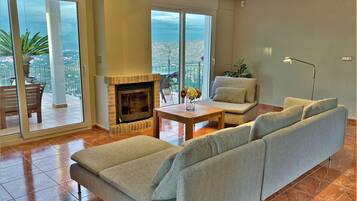 Een televisie en een open haard