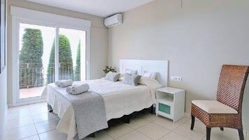 3 bedrooms, iron/ironing board, free WiFi, bed sheets