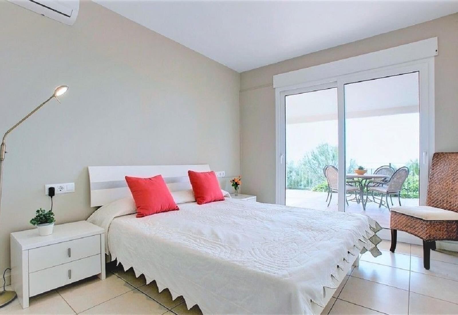 3 slaapkamers, een strijkplank/strijkijzer, gratis wifi, beddengoed