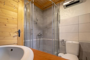 Family Chalet, 2 Bedrooms, Mountainside (Mountain Lodge Jereka) | Bathroom | Shower, hair dryer, towels, soap