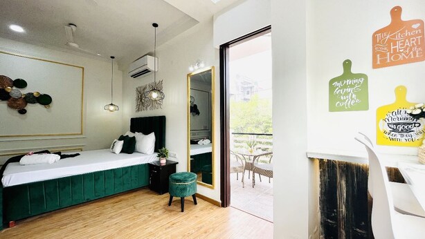 Une chambre moderne avec un lit, une table de chevet et une vue sur le balcon.