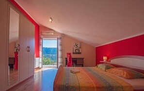 4 bedrooms, free WiFi, wheelchair access