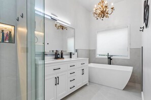 Articles de toilette gratuits, sèche-cheveux, serviettes fournies