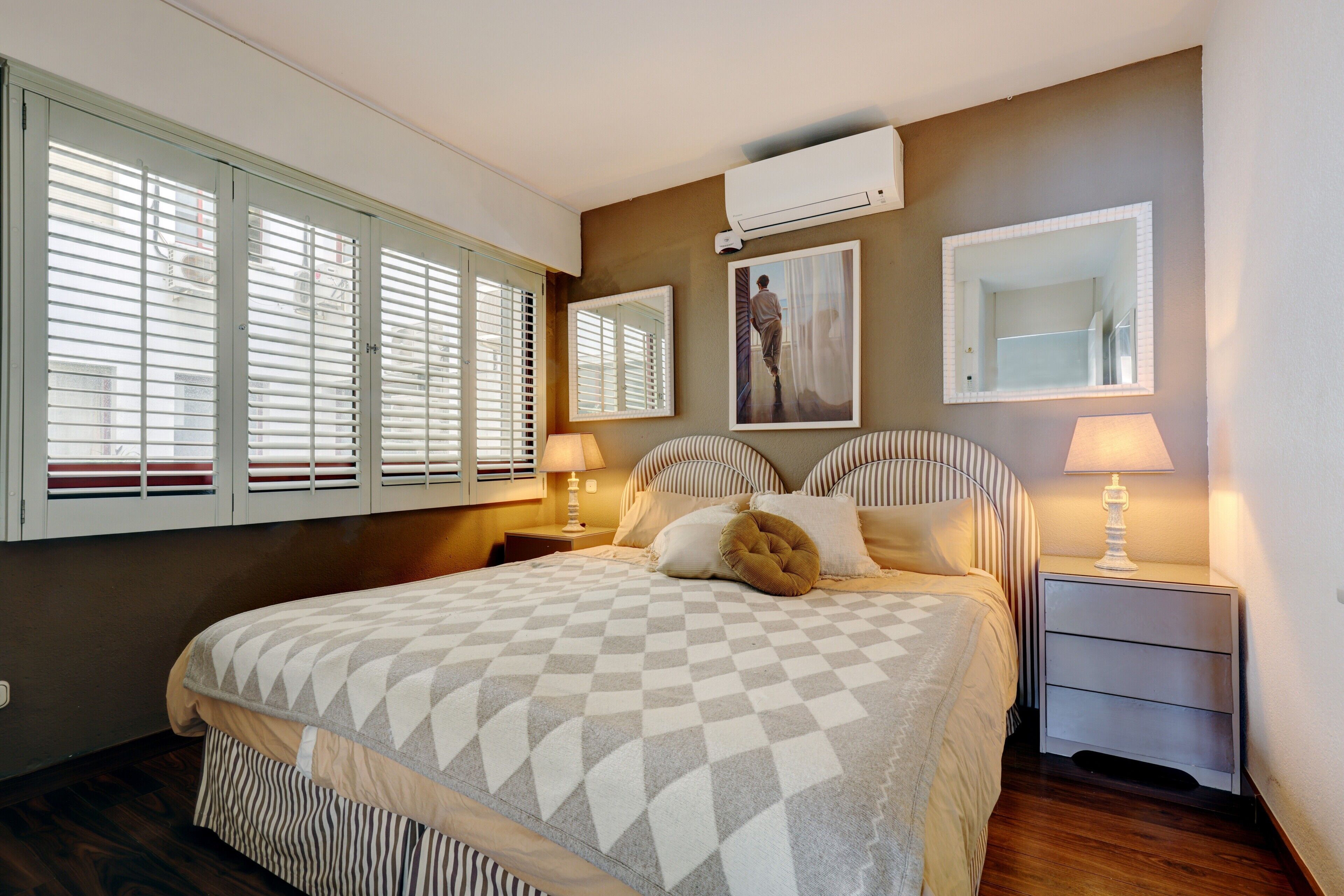 2 makuuhuonetta, silitysrauta/-lauta, ilmainen Wi-Fi, vuodevaatteet