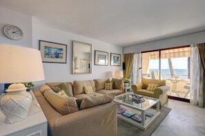 Een televisie, een dvd-speler en een stereo