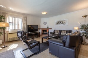 TV, fireplace, DVD player, stereo - Villa 'Super  Priv Heated Pool 3bed' with Sea View, Wi-Fi and Air Conditioning (La Cala de Mijas)