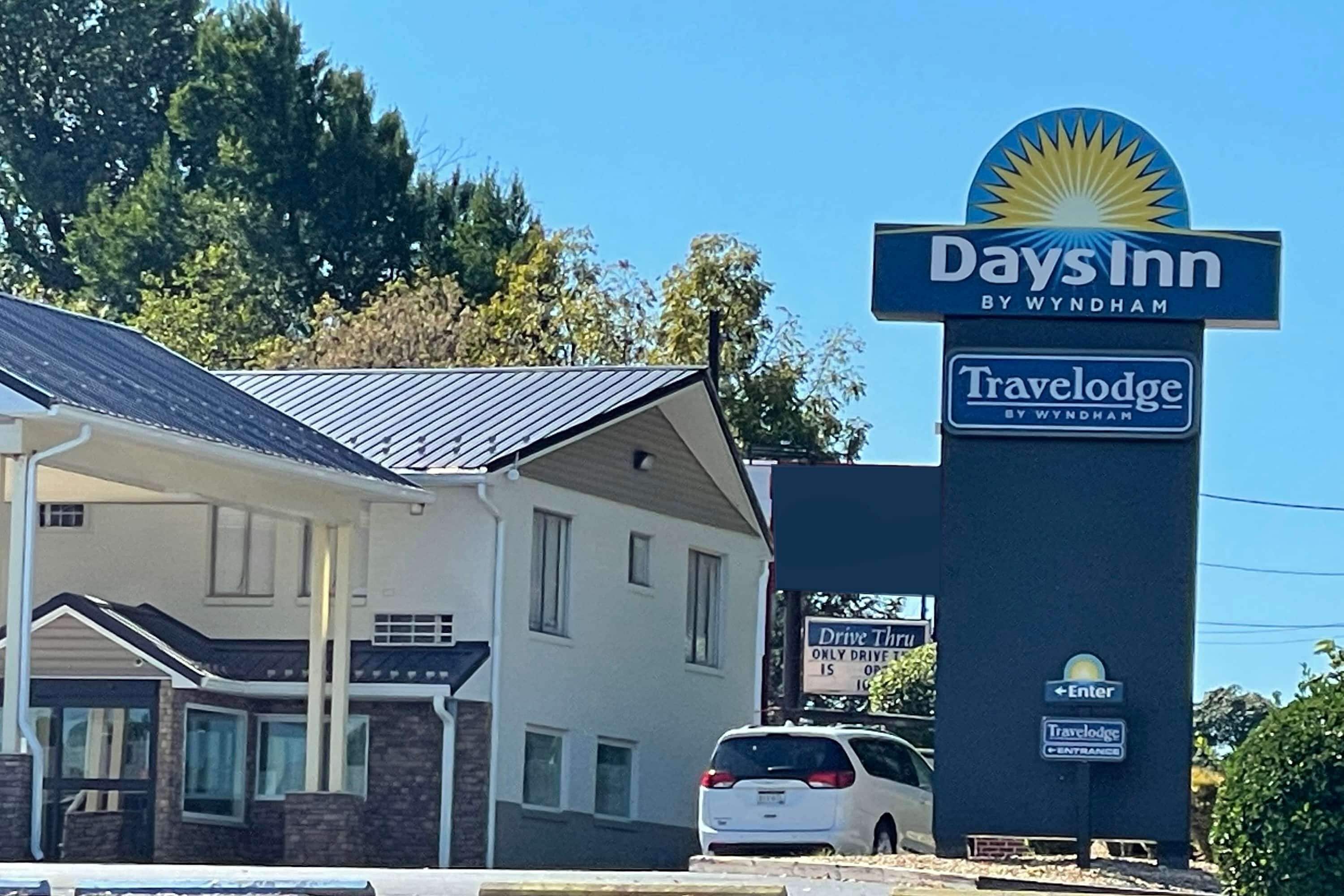 Skilt for Days Inn by Wyndham med indgang til Travelodge.