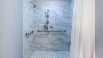 Chambre, 1 très grand lit, accessible aux personnes à mobilité réduite (Mobility, Roll-In Shower) | Salle de bain adaptée