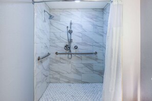 Habitación, 1 cama King size, con acceso para personas discapacitadas (Mobility, Roll-In Shower) | Baño para personas con discapacidad