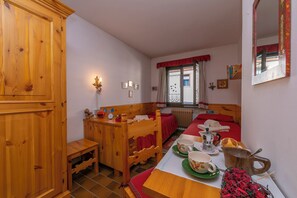 Departamento familiar, 2 habitaciones (Casa Cisi ski in-Ski out 20m) | Sala de estar | Televisión de pantalla plana de 21 pulgadas con canales por cable 