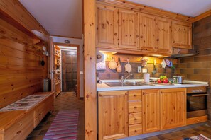Family Apartment, 2 Bedrooms, Terrace (Casa Cisi ski in-Ski out 20m) | Private kitchenette | Oven, stovetop, dishwasher, coffee/tea maker - Casa Cisi ski in-Ski out 20m (Livigno)