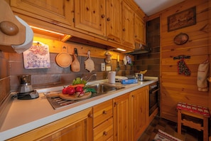 Apartamento família, 2 quartos (Casa Cisi ski in-Ski out 20m) | Cozinha privada | Fogão, cooktop, lava-louças, cafeteira/chaleira
