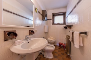 Family Apartment, 2 Bedrooms, Terrace (Casa Cisi ski in-Ski out 20m) | Bathroom | Bathtub, bidet, towels, soap - Casa Cisi ski in-Ski out 20m (Livigno)