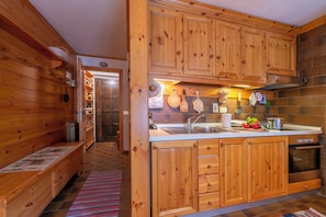 Apartamento família, 2 quartos (Casa Cisi ski in-Ski out 20m) | Cozinha americana privada | Fogão, cooktop, lava-louças, cafeteira/chaleira