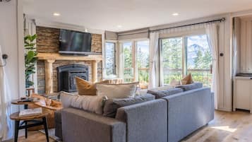 Een televisie en een open haard