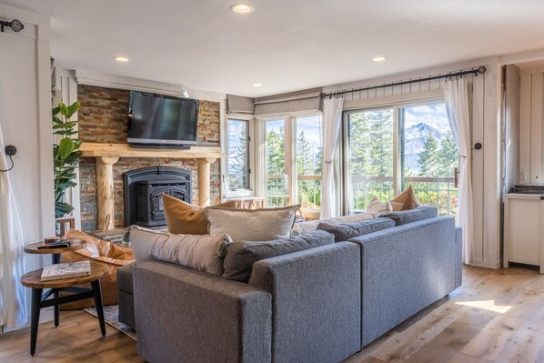 TV, fireplace - Brand New Listing! 5 minute walk to Canyon Lodge! Newly Updated Two-Bed, Two-Bath, Mountainback #14 (Mammoth Lakes)