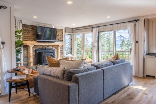 Brand New Listing! 5 minute walk to Canyon Lodge! Newly Updated Two-Bed, Two-Bath, Mountainback #14