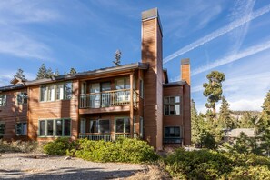 Exterior - Brand New Listing! 5 minute walk to Canyon Lodge! Newly Updated Two-Bed, Two-Bath, Mountainback #14 (Mammoth Lakes)