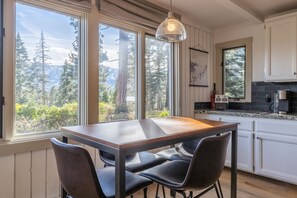 Dining - Brand New Listing! 5 minute walk to Canyon Lodge! Newly Updated Two-Bed, Two-Bath, Mountainback #14 (Mammoth Lakes)