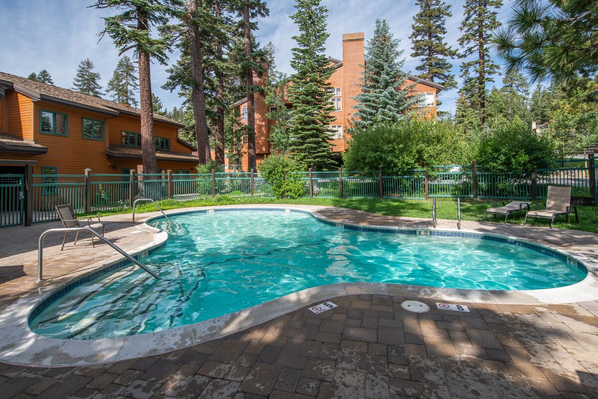 Een verwarmd zwembad