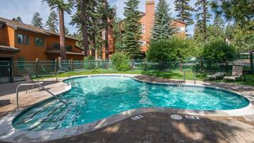 Een verwarmd zwembad