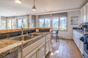 Fridge, microwave, oven, stovetop - Brand New Listing! 5 minute walk to Canyon Lodge! Newly Updated Two-Bed, Two-Bath, Mountainback #14 (Mammoth Lakes)