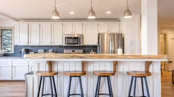 Een koelkast, een magnetron, een oven, een kookplaat