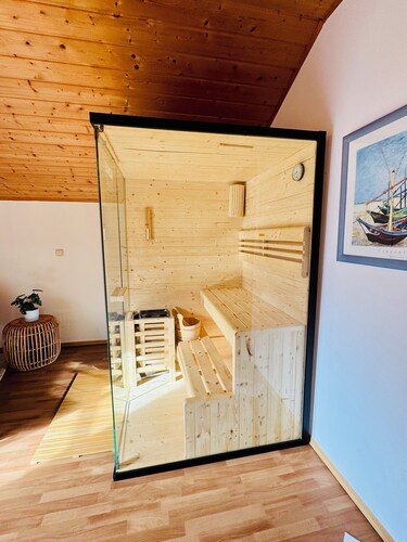 Exklusives Ferienhaus mit Sauna und holzbefeuerter Außenbadewanne!