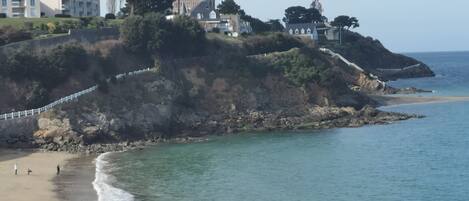 Una spiaggia nelle vicinanze, lettini da mare
