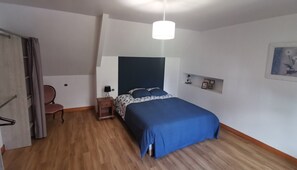 4 bedrooms, iron/ironing board, travel crib, free WiFi - A haven of peace in the Merlet valley (La Méaugon)