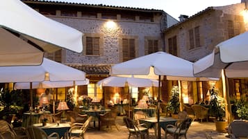 Se sirven desayunos y cocina mediterránea; con mesas al aire libre