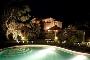 Una piscina al aire libre de temporada
