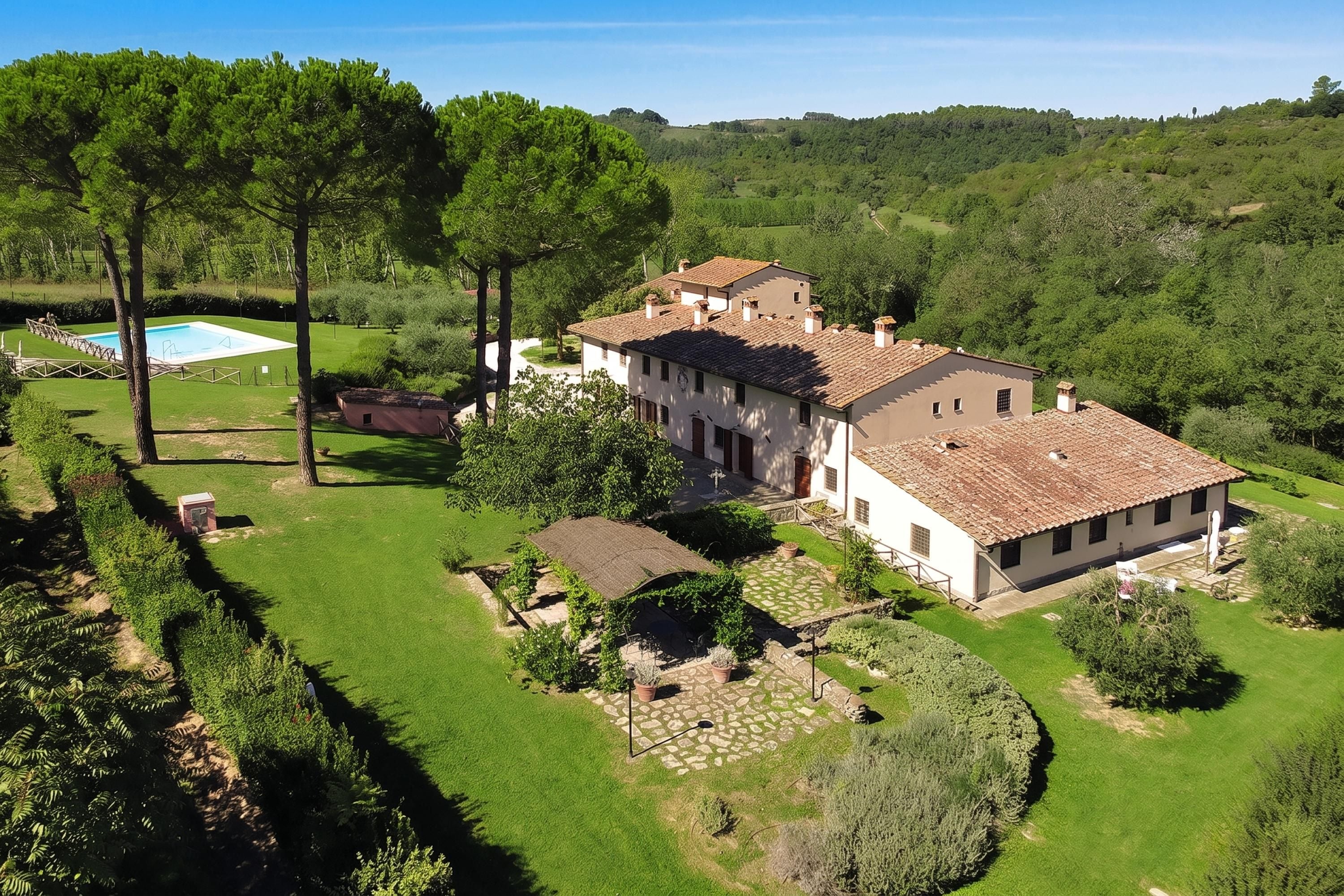 Una amplia villa con varias habitaciones, piscina y jardín bien cuidado.