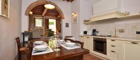 Family Apartment, Multiple Bedrooms, 2 Bathrooms, Mountainside (Francigena 4) | Private kitchen | Fridge, microwave, oven, stovetop