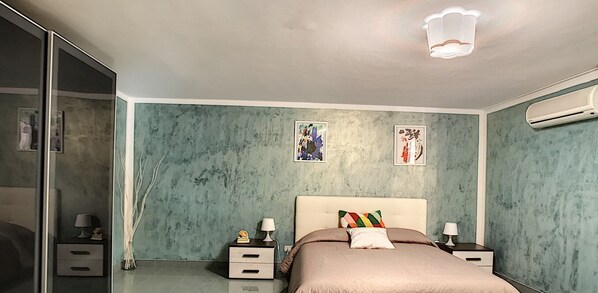 1 slaapkamer, een strijkplank/strijkijzer, babybedden, reisbedje