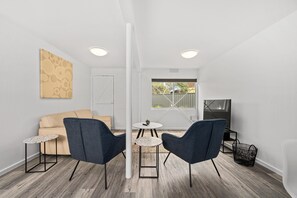 TV, DVD player, stereo - The HardyOne ~ Aldinga Beach - Stunning Abode in Serene Silver Sands (Aldinga Beach)