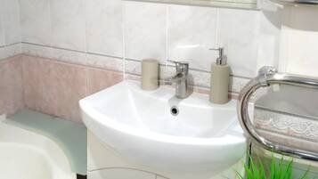 Habitación estándar | Baño | Bañera, artículos de higiene personal gratuitos y secador de pelo