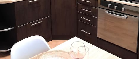 Refrigerador con freezer, microondas, horno, placa de cocina
