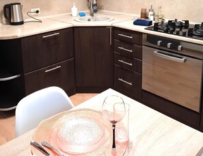Habitación estándar | Cocina privada | Refrigerador con congelador, microondas, horno y parrilla de estufa 