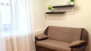 Rom – standard | Oppholdsområde | En 38-tommers Flatskjerm-TV med kabel-kanaler samt TV