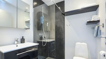 Chambre Confort | Salle de bain | Douche, sèche-cheveux, serviettes fournies, savon